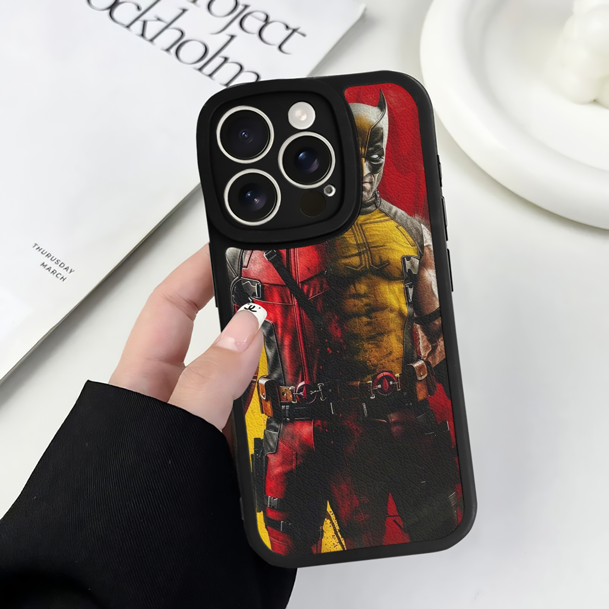 （画像用） Deadpool デッドプール 【iPhone 16シリーズ対応】シリコンスマホケース（レザー調） 材質：シリコン